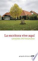 Libro La escritora vive aquí
